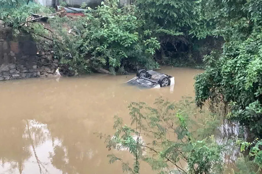 Trục vớt ô tô con dưới sông phát hiện 2 thi thể bên trong