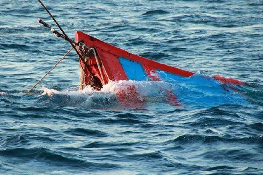 Một tàu đánh cá của ngư dân gặp sự cố trên biển. 4-ngu-dan-mat-tich.jpg