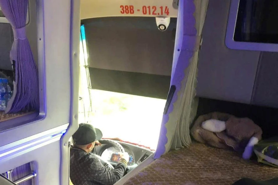 Tài xế Đ vừa lái xe vừa chăm chú quan sát game trên điện thoại. tai-xe-xe-khach-choi-game.jpg