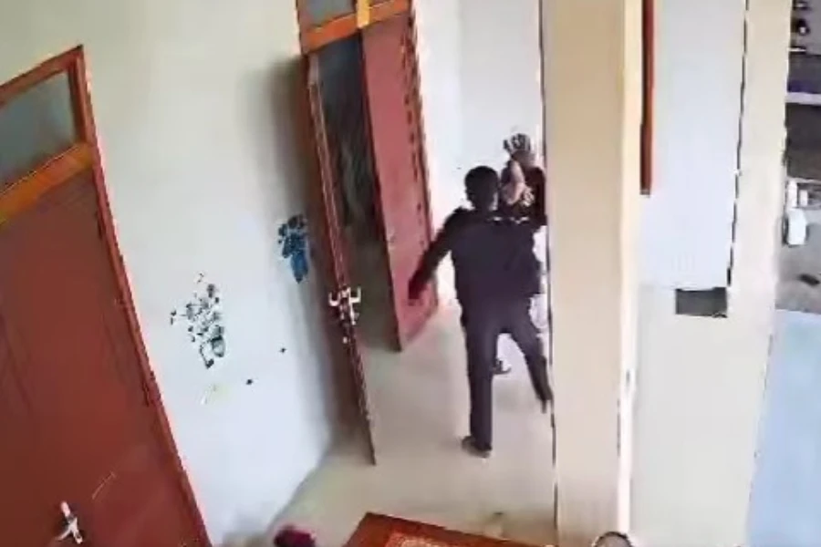 H đánh, đập vợ ngay bên mâm cơm gia đình. Ảnh cắt từ clip. bao-hanh-vo-con (2).jpg