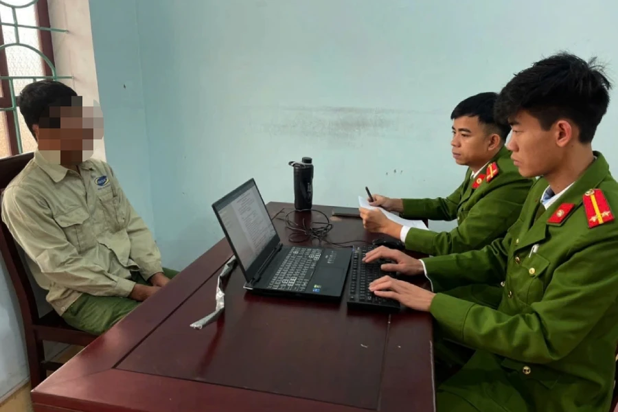Công an làm việc với Nguyễn Thế H. đánh đập vợ con