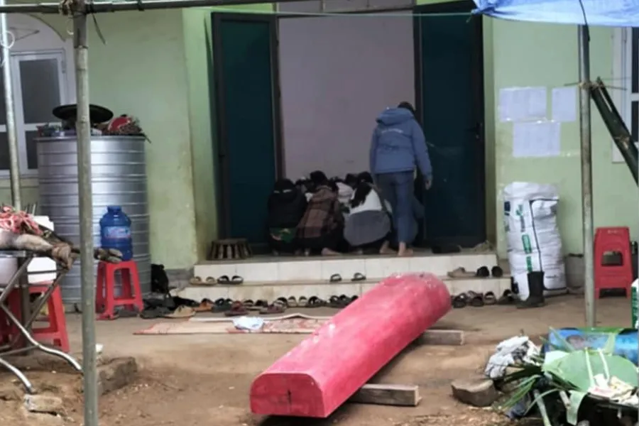 Người vợ khóc thương, ngất xỉu rồi tử vong khi đưa tang chồng