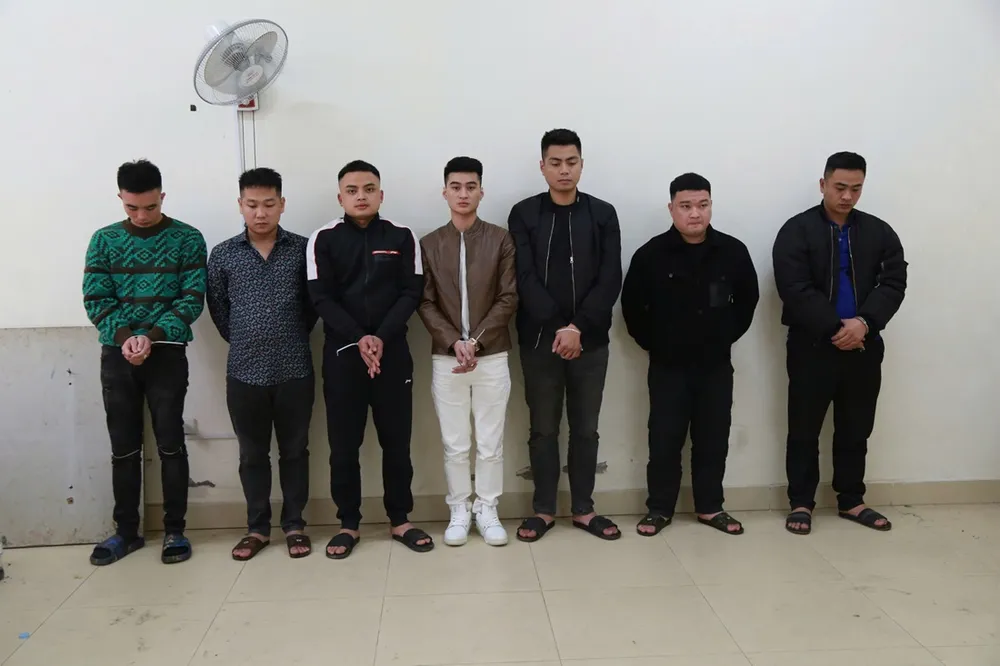 Trong số 8 bị can, Dũng và Hoàng bị khởi tố về tội mua bán trái phép chất ma túy, các bị can còn lại bị khởi tố về tội tổ chức sử dụng trái phép chất ma tuý