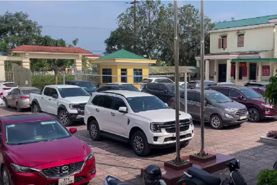 Ô tô đậu chật kín trước Nhà văn hóa xã Liên Minh (huyện Đức Thọ, Hà Tĩnh) - nơi công bố kết quả đấu giá 42 lô đất ở. di-dau-gi-a-dat.jpg