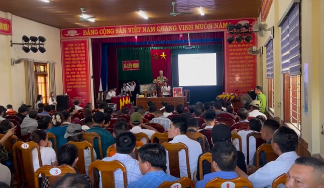 Bên trong hội trường Nhà văn hóa xã Liên Minh chật kín người ngồi nghe kết quả đấu giá 42 lô đất. Đấu giá 42 lô đất ở Hà Tĩnh, giá trúng gấp gần 3 lần giá khởi điểm đấu giá đất