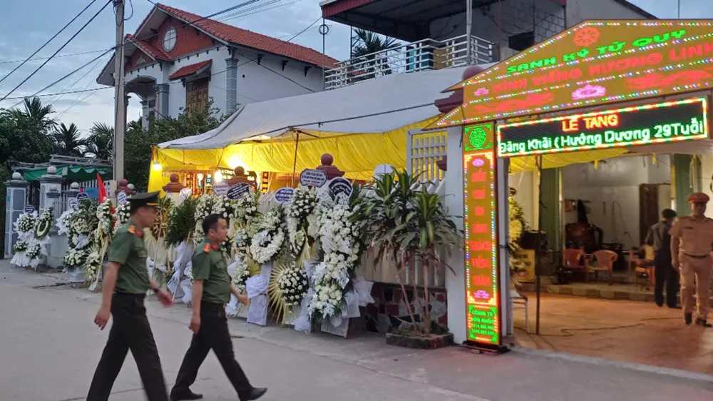 Đồng đội đến viếng Thiếu tá Nguyễn Đăng Khải. Ảnh: ĐẮC LAM dong-doi.jpg