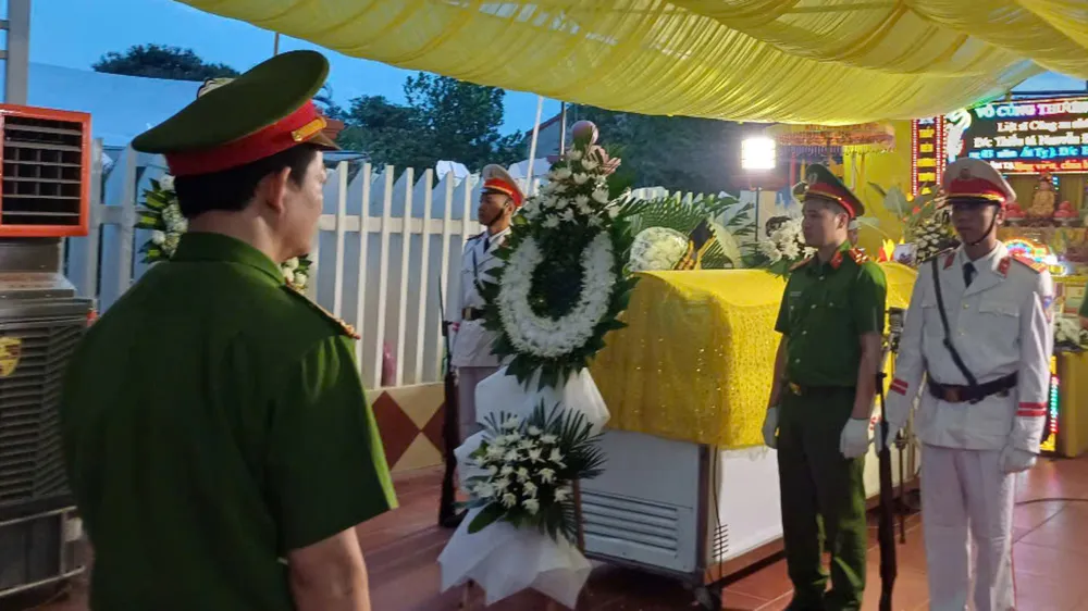 Các đơn vị công an đến viếng Thiếu tá Nguyễn Đăng Khải tại quê nhà, thôn Cao Xá, thị trấn Trần Cao, huyện Phù Cừ, tỉnh Hưng Yên. Ảnh: ĐẮC LAM ma-tuy.jpg