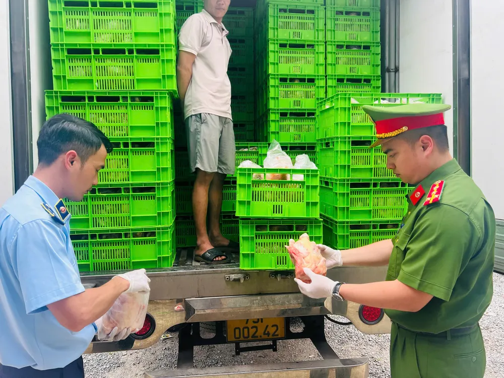 Cán bộ công an và lực lượng quản lý thị trường kiểm tra, thu giữ tang vật. tang-vat.jpg