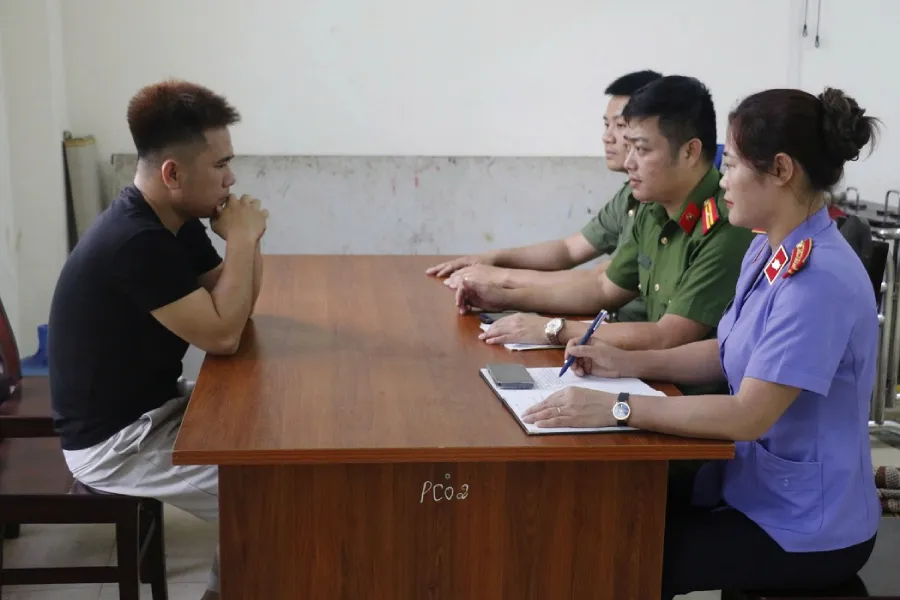 Đậu Trọng Giáp tại cơ quan điều tra. rua-tien-500-ti-dong.jpg