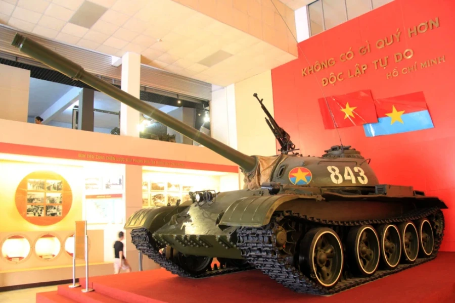 Chiếc xe tăng T54B số hiệu 843 hiện đang trưng bày tại Bảo tàng quân sự Việt Nam. huc-do-cong-dinh-doc-lap.jpg