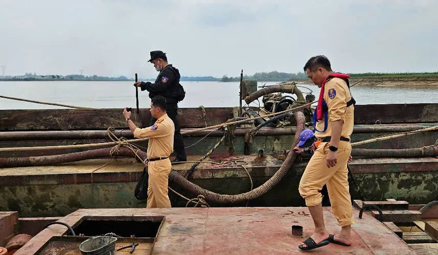 Lực lượng CSGT và cơ quan chức năng kiểm tra các tàu hút cát trên sông Lam. cat-lau-ban-hoa-don.jpg