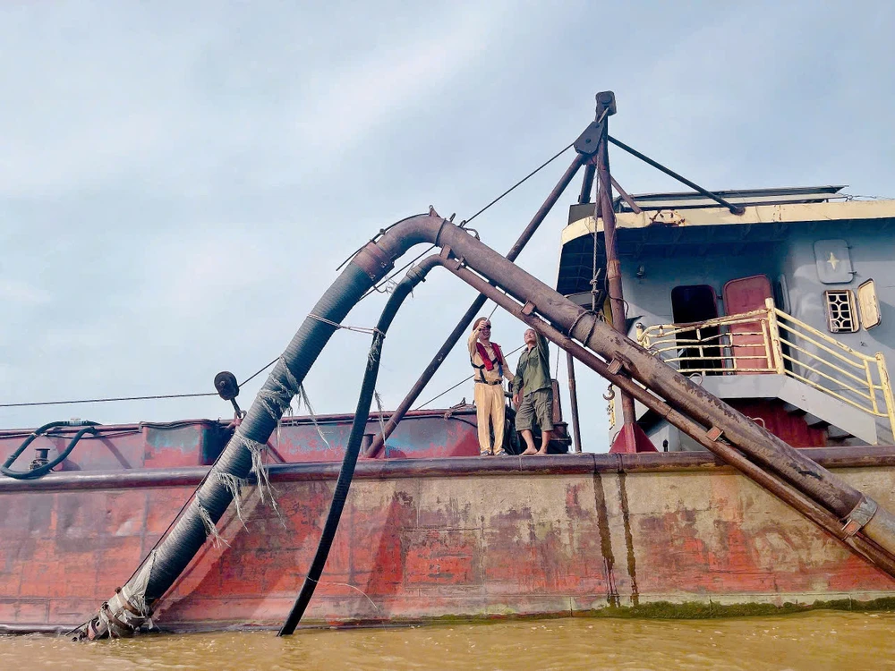 Phát hiện 1 con tàu hoán cải tinh vi để hút cát trộm trên sông Hồng