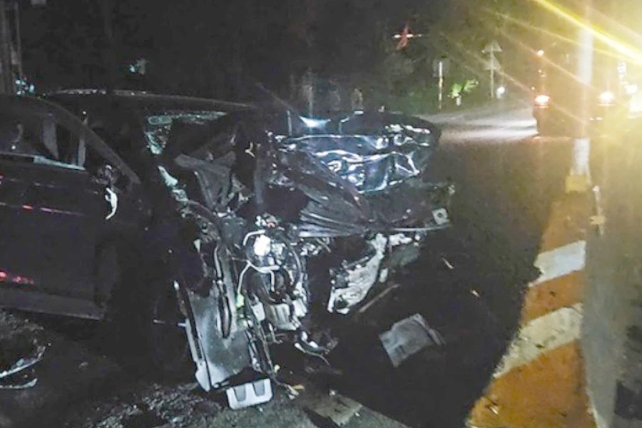 Xe tải tông ô tô con văng vào xe khách làm 2 cha con tử vong