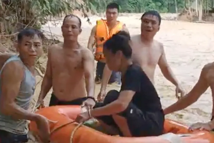 Cảnh sát vượt sông giải cứu cụ bà bị nước lũ cô lập 2 ngày