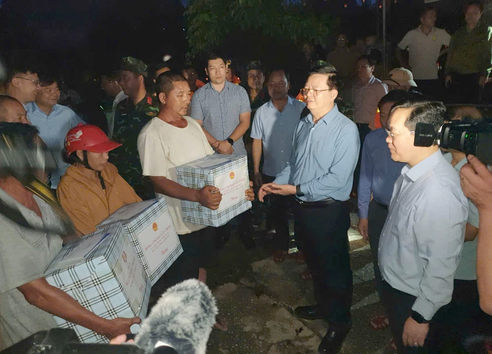 Phó Thủ tướng Mai Văn Chính kiểm tra và chỉ đạo tại vùng lũ Nghệ An