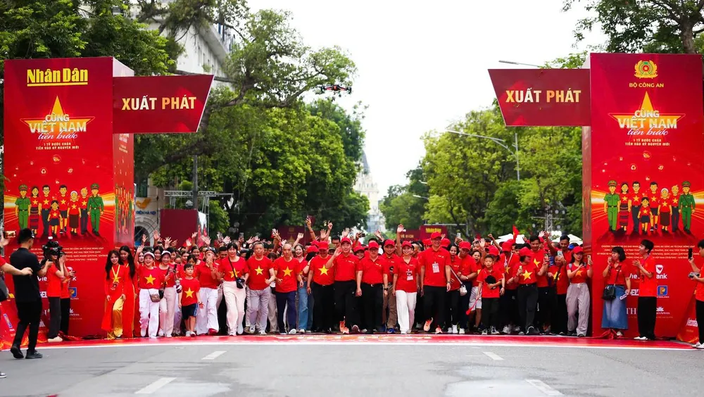 Điểm cầu Hà Nội của chương trình “Cùng Việt Nam tiến bước” được tổ chức đồng loạt tại 34 tỉnh, thành phố với 3.321 xã, phường và đặc khu hành chính trên toàn quốc.