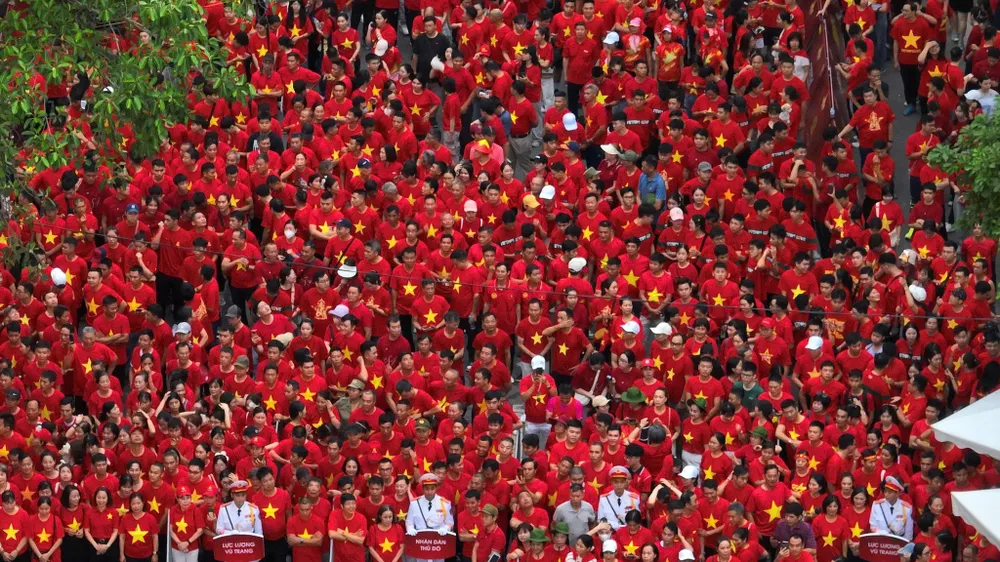 Rất đông người dân đến với chương trình “Cùng Việt Nam tiến bước”.