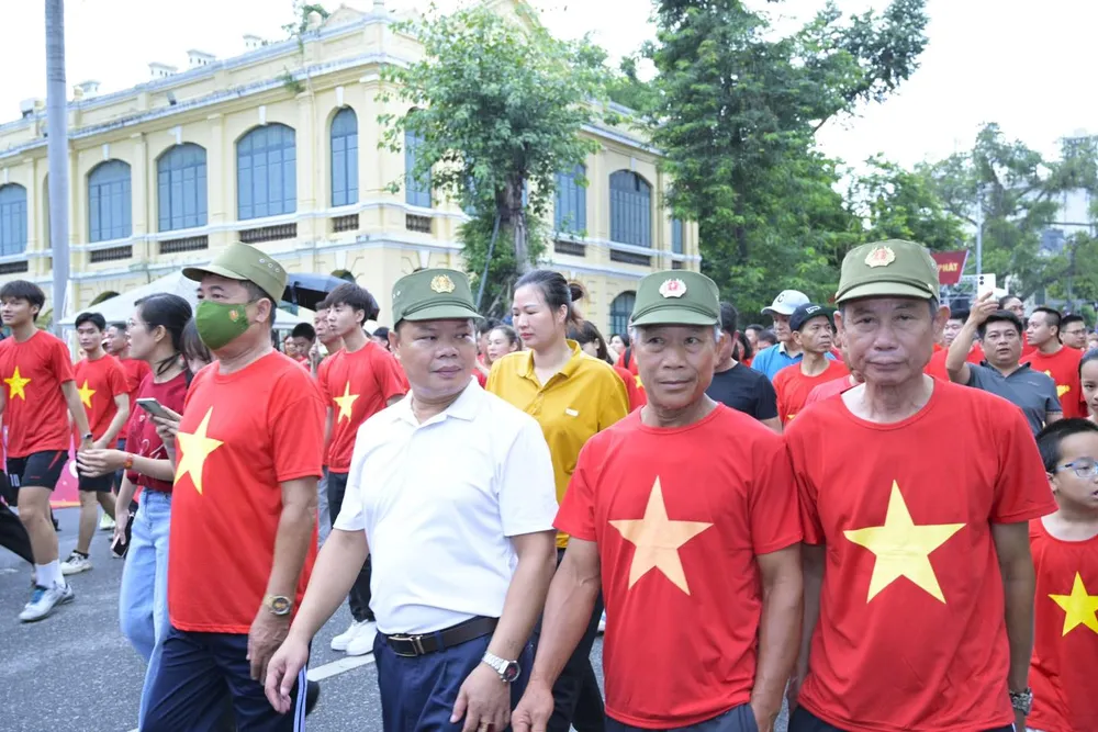 Người dân thủ đô Hà Nội tham gia chương trình “Cùng Việt Nam tiến bước”.