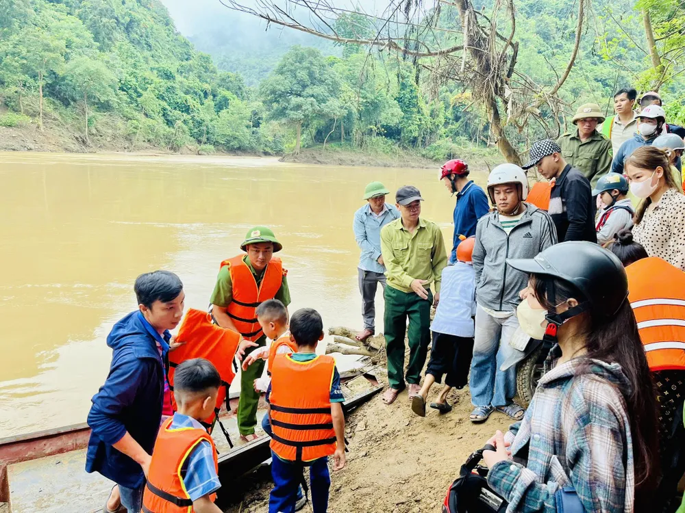 học sinh đến trường