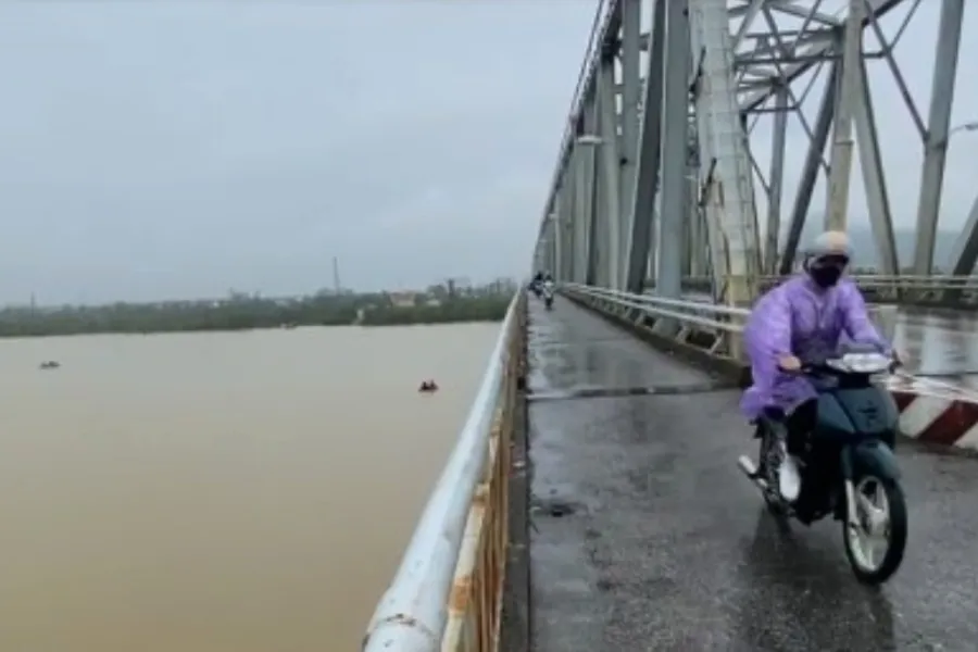 Nghi bố 33 tuổi ôm hai con nhỏ ra cầu Bến Thủy, để lại xe máy trên cầu.