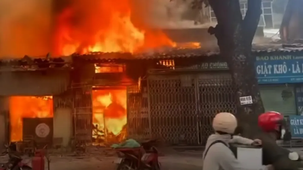 Cháy lớn bên phố Lò Đúc.jpg