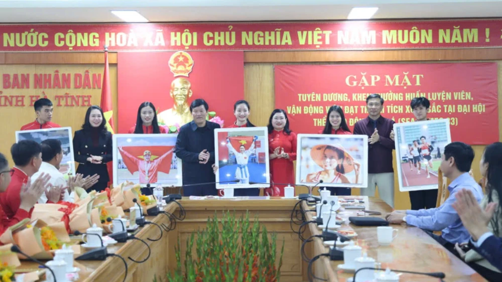 khen-thuong-HLV (1).jpg