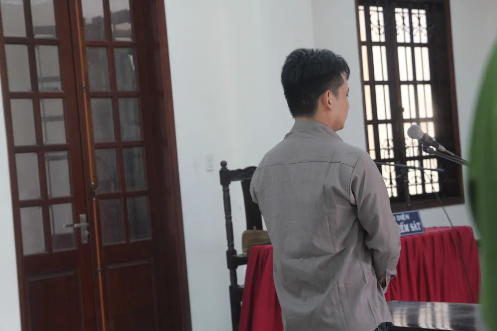 Lợi dụng bạn đi vệ sinh trộm sạch đồ của bạn