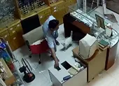 Camera chộp được mặt tên trộm trong tiệm mắt kính