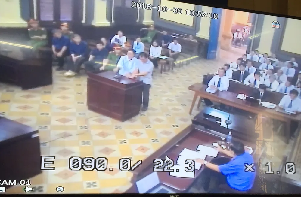 Vụ bà Phấn: VKS đề nghị LS ứng xử đúng quy tắc phiên tòa ảnh 2 Vụ bà Phấn: VKS đề nghị LS ứng xử đúng quy tắc phiên tòa ảnh 2