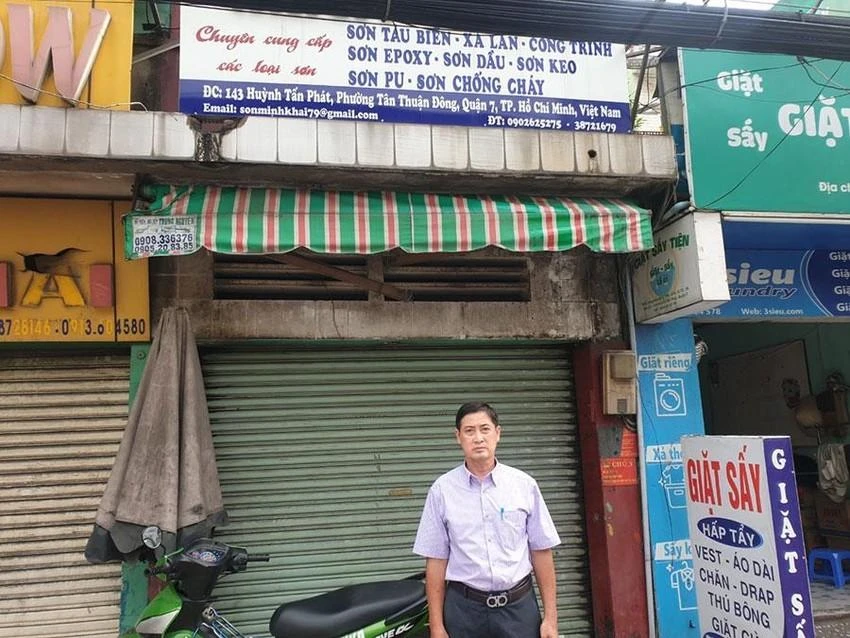 Ông Liêm trước căn nhà đã được UBND quận cấp giấy chứng nhận cho người có nghĩa vụ trả nhà cho ông. Ảnh: HY