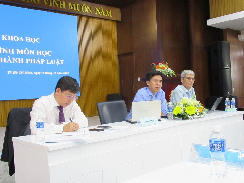 Chủ trì phiên góp ý gồm: TS. Nguyễn Xuân Quang (Trưởng Khoa Luật Dân sự), GS.TS Đỗ Văn Đại (phụ trách Tạp chí Khoa học Pháp lý Việt Nam), TS. Nguyễn Văn Tiến (Phó khoa Luật Dân sự) (từ trái qua phải). Ảnh: YC