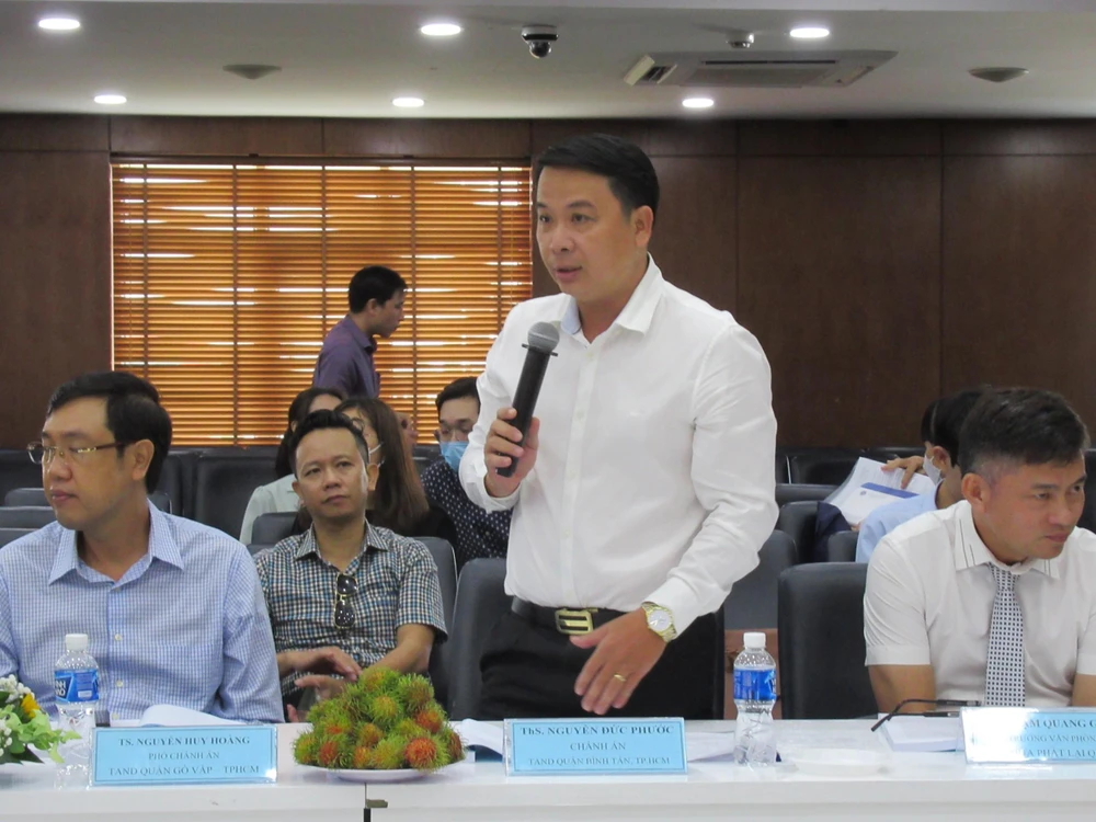 Ông Nguyễn Đức Phước (Chánh án TAND quận Bình Tân) góp ý tại hội thảo. Ảnh: YC