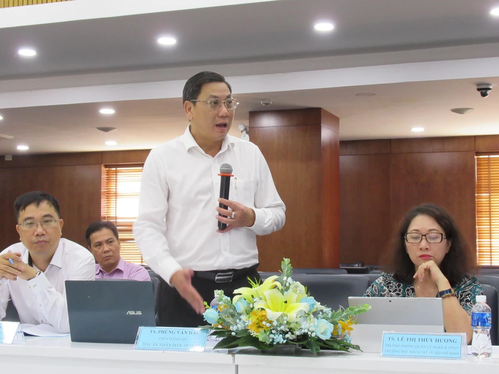 Ông Phùng Văn Hải (Phó chánh án TAND TP.HCM) phát biểu tại hội thảo. Ảnh: YC