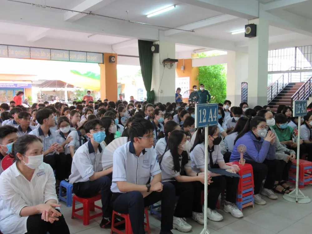 Rất đông các em học sinh đến tham dự phiên tòa. Ảnh: YC