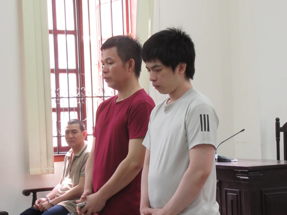 Bị cáo Thọ (áo trắng) và bị cáo Sĩ tại tòa. Ảnh: YC