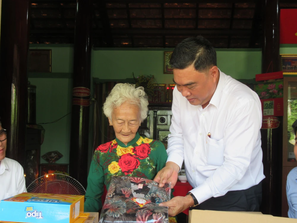 Ông Mã Xuân Tuấn (Giám đốc Trung tâm Nghiên cứu Tư vấn Đầu tư Bất Động Sản TP.HCM) trao quà cho mẹ Kiều Thị Nông. Ảnh: YC