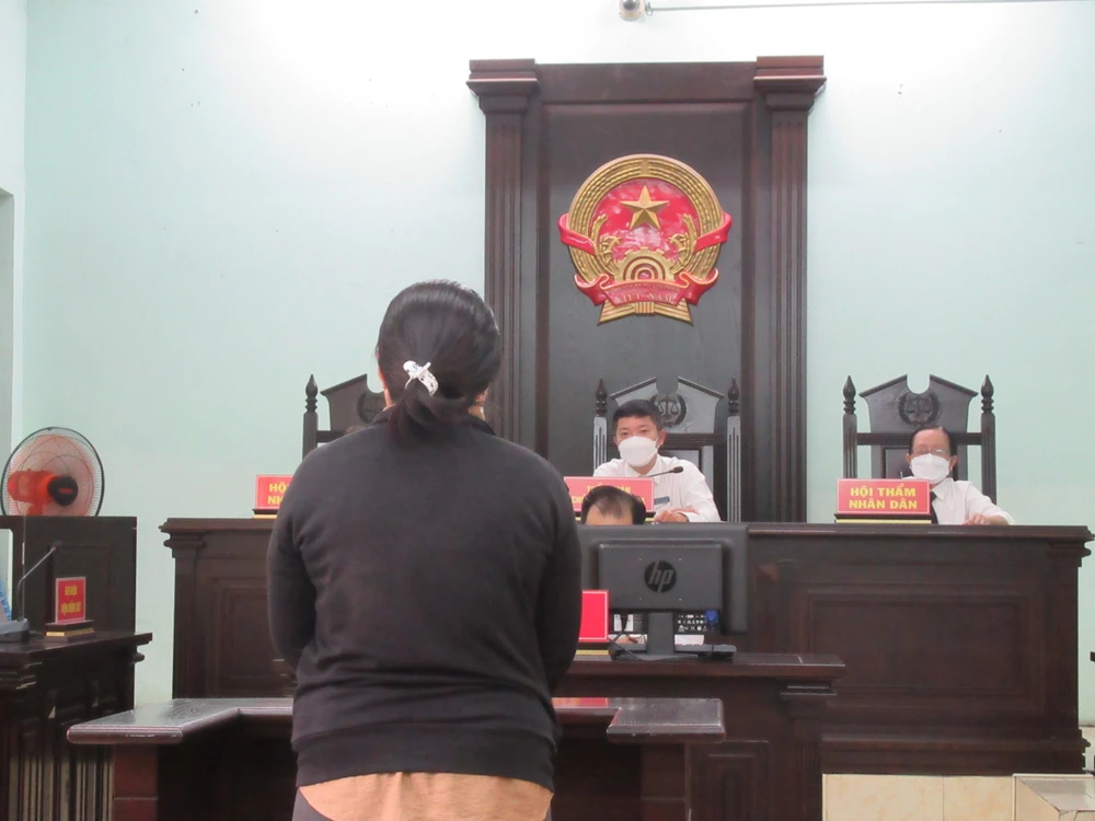 Bị cáo Loan đang trả lời các câu hỏi của HĐXX. Ảnh: YC