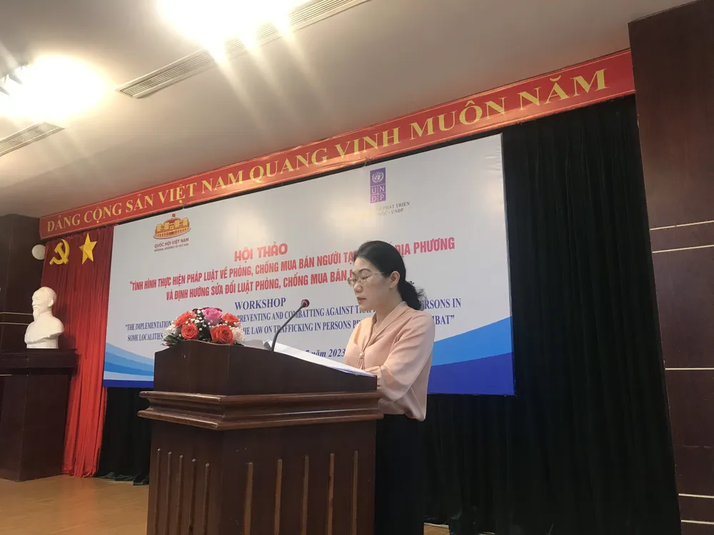 Thượng tá. ThS Bùi Thị Nương (Phó trưởng phòng, Cục Pháp chế và cải cách hành chính tư pháp, Bộ công an) phát biểu tại hội thảo. Ảnh: YC