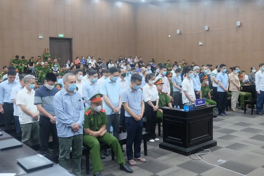 Các bị cáo tại phiên tòa ngày 17-7. Ảnh: NAM ANH