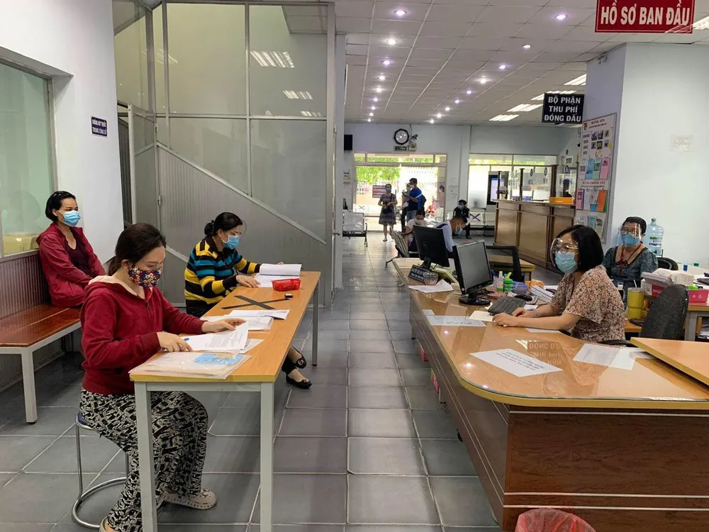Người dân đến làm thủ tục công chứng tại Phòng công chứng số 5, TP.HCM. Ảnh: TRÚC PHƯƠNG cong chung.jpg