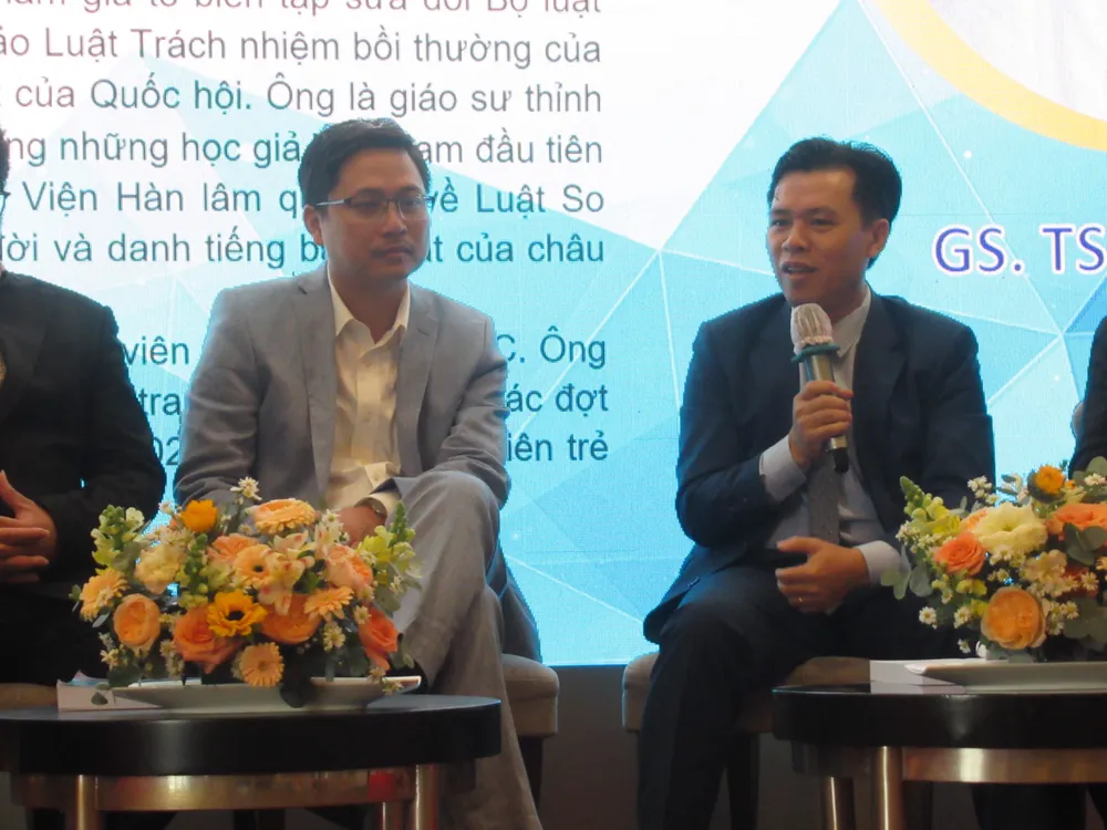 PGS. TS. Trần Việt Dũng (Trưởng Khoa Luật Pháp quốc tế, Trường ĐH Luật TP.HCM) (trái) và GS.TS. Đỗ Văn Đại (Phó Viện trưởng Viện Trọng tài, Trung tâm Trọng tài quốc tế Việt Nam) chia sẻ tại tọa đàm. Ảnh: YC trong-tai-thuong-mai-GSTS Đai.jpg