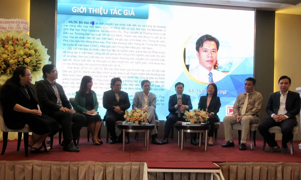 Các tác giả giới thiệu và giao lưu với khách mời. Ảnh: YC trong-tai-thuong-mai-tap-the-tac-gia.jpg
