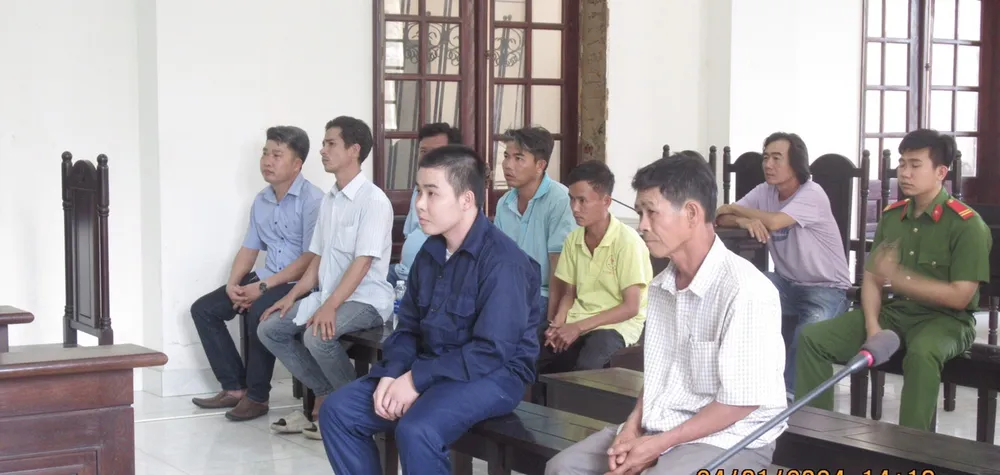 Bị cáo Huỳnh Tấn Trung, Huỳnh Văn Thanh (cha ruột Trung) tại phiên tòa sơ thẩm trước đó. Ảnh: YC Trả-hồ-sơ-để_hai-bị-cao.jpg
