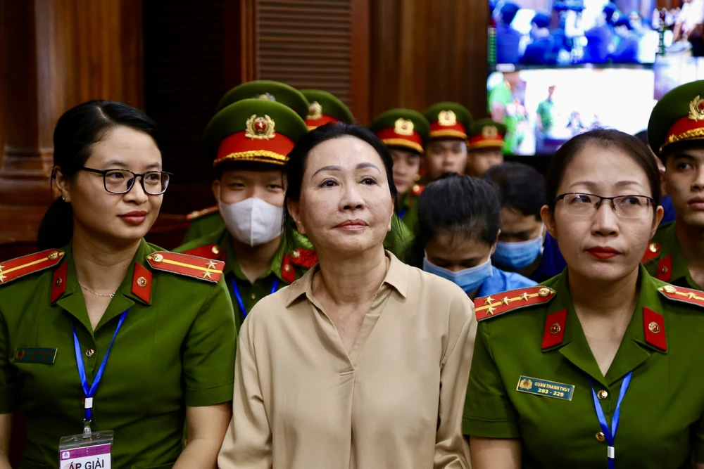 Bị cáo Trương Mỹ Lan tại tòa. Ảnh: HOÀNG GIANG vạn-thịnh-phat-ba-lan.jpg