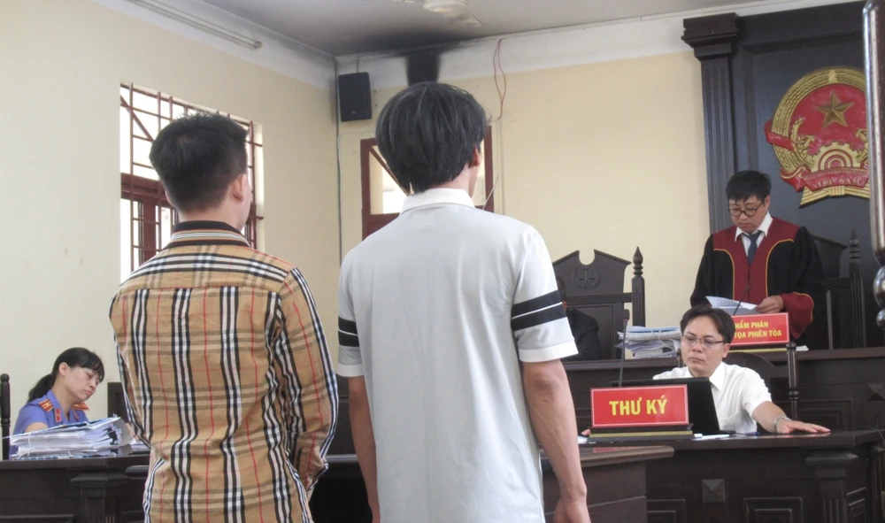 Hai bị cáo tại tòa. Ảnh: YC Tra-ho-so.jpg