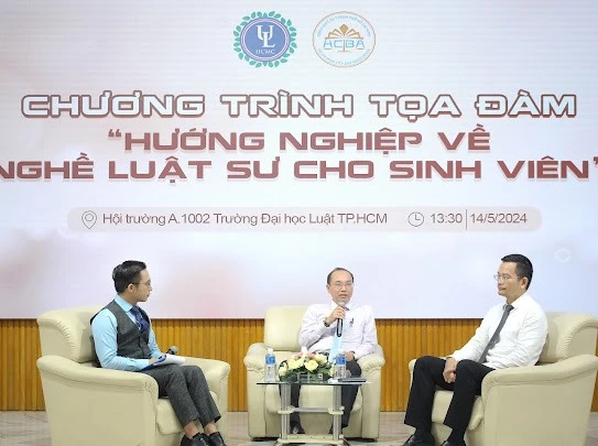 Luật sư Nguyễn Thành Công và luật sư Nguyễn Văn Đức (thuộc Đoàn luật sư TP.HCM) giao lưu tại tọa đàm. Ảnh: YC Truong-DH-Luat-TP.HCM-toa-dam.jpg