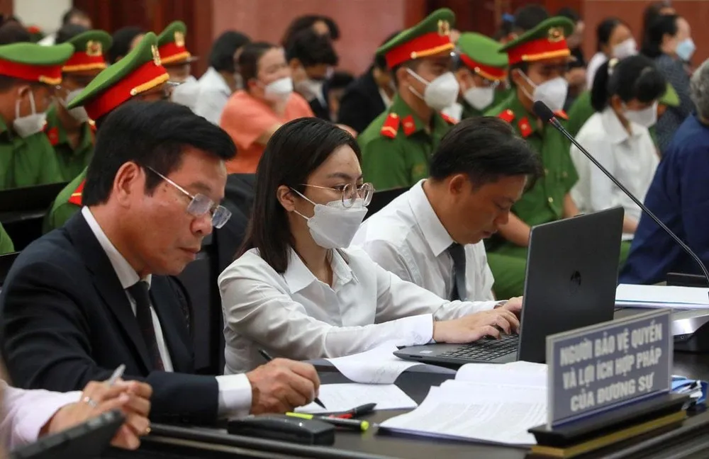 Các luật sư tham gia bào chữa tại một phiên tòa ở TAND Cấp cao tại TP.HCM. Ảnh: NGUYỆT NHI chung-chi-hanh-nghe-luat-su.jpg