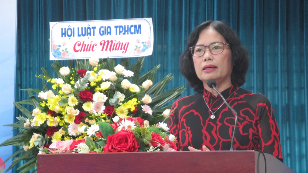 Bà Ung Thị Xuân Hương (Phó chủ tịch Hội Luật gia TP.HCM) phát biểu tại đại hội. Ảnh: YC hoi-luat-gia-quan-10-huong.jpg