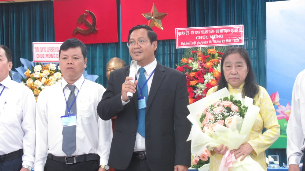 Luật gia Nguyễn Văn Thành thay mặt Ban chấp hành mới hứa sẽ thực hiện tốt các mục tiêu đã đề ra. Ảnh: YC hoi-luat-gia-quan-10-thanh.jpg