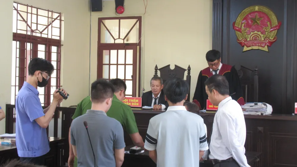 HĐXX trực tiếp cho kiểm tra vật chứng tại tòa. Ảnh: YC Diễn biến vụ tòa cho mở 3 chiếc điện thoại vật chứng để kiểm tra tại phiên xử